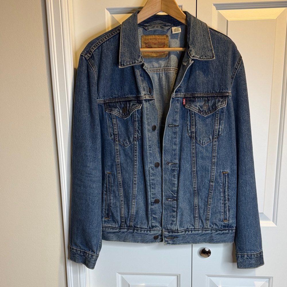 Levi's Men's Classic Trucker Denim Jacket - Medium Wash, Size Medium - Like New